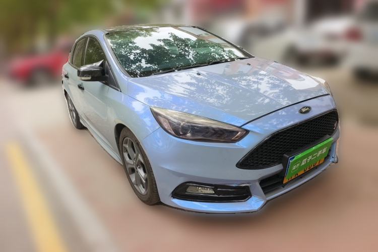 Used Ford Focus 2015 Sedan EcoBoost 125 Automatic Supreme Style Edition Front Right 45 Deg