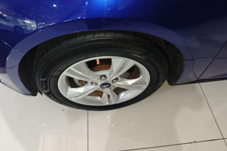 Used Ford Focus 2015 Sedan 1.6L Automatic Comfort Model Left Front Wheel Hub
