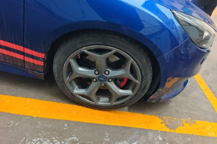 Used Ford Focus 2015 2.0T ST Standard Edition Right Front Wheel Hub