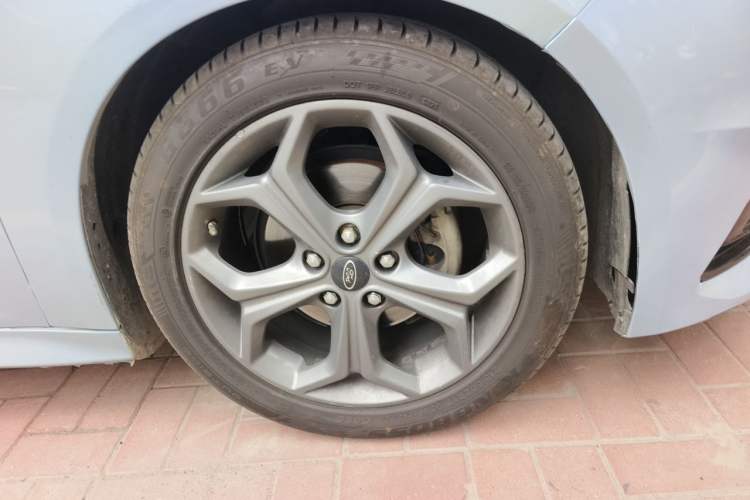 Used Ford Focus 2015 Sedan EcoBoost 125 Automatic Supreme Style Edition Right Front Wheel Hub