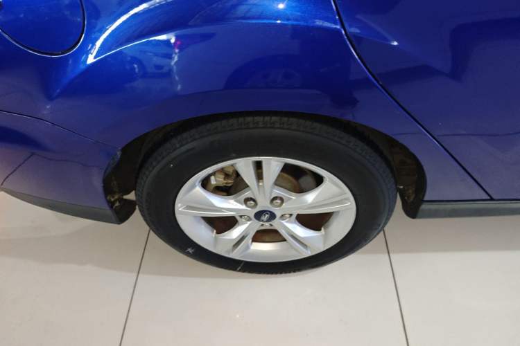 Used Ford Focus 2015 Sedan 1.6L Automatic Comfort Model Right Rear Wheel Hub