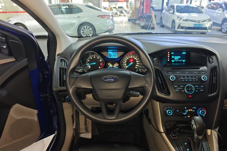 Used Ford Focus 2015 Sedan 1.6L Automatic Comfort Model Steering Wheel