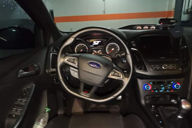 Used Ford Focus 2015 2.0T ST Standard Edition Steering Wheel