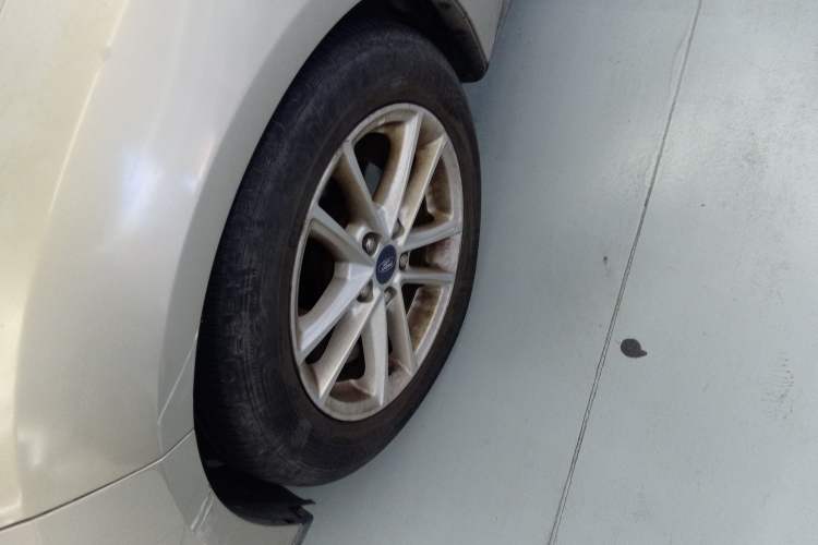 Used Ford Focus 2015 Sedan EcoBoost 125 Automatic Supreme Style Edition Exterior 7