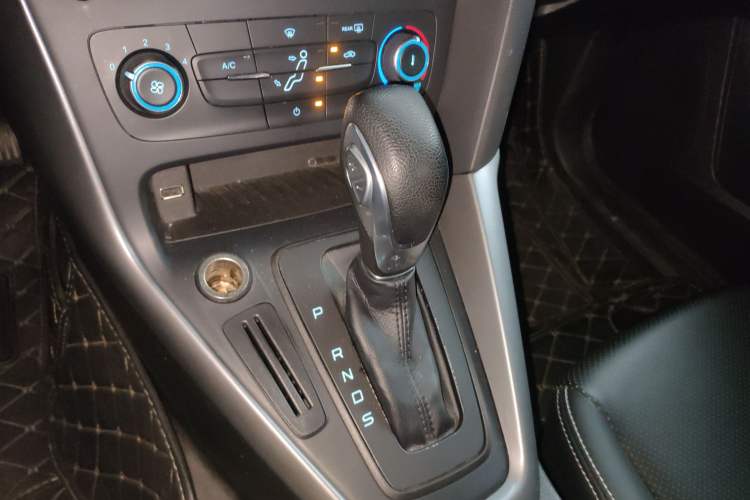 Used Ford Focus 2015 Hatchback 1.6L Automatic Comfort Model Gear Lever