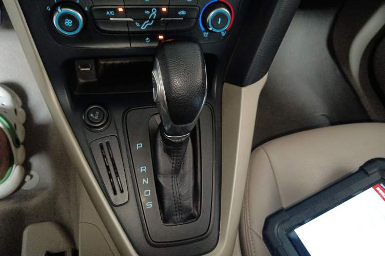 Used Ford Focus 2015 Sedan 1.6L Automatic Comfort Model Gear Lever