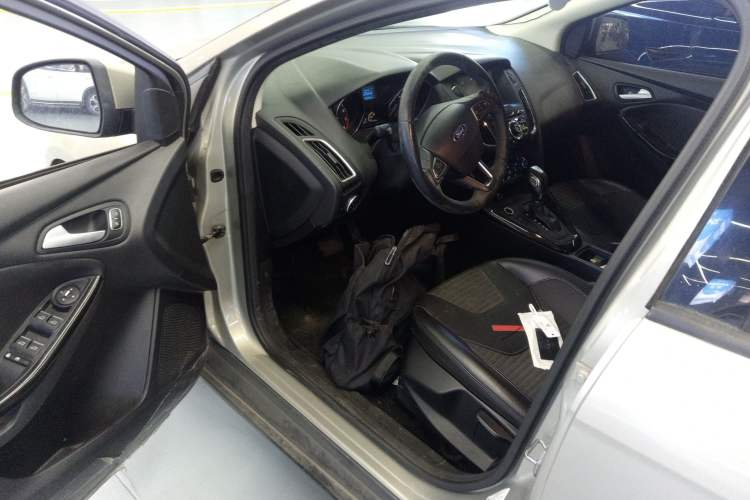 Used Ford Focus 2015 Sedan EcoBoost 125 Automatic Supreme Style Edition Interior 3