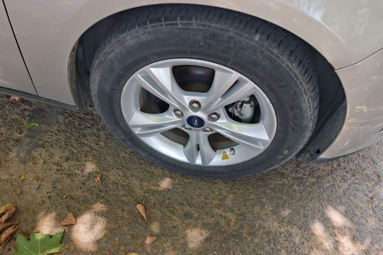 Used Ford Focus 2015 Sedan 1.6L Automatic Comfort Model Right Front Wheel Hub