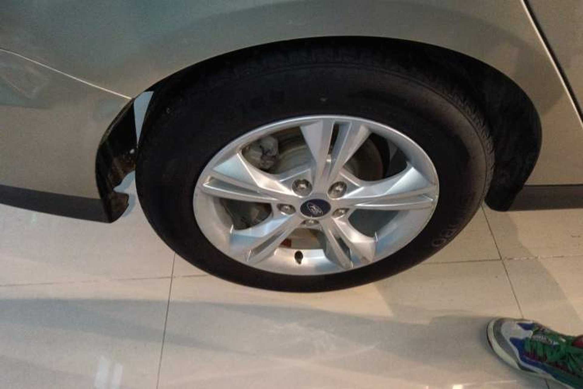 Used Ford Focus 2015 Sedan 1.6L Automatic Comfort Model Right Rear Wheel Hub