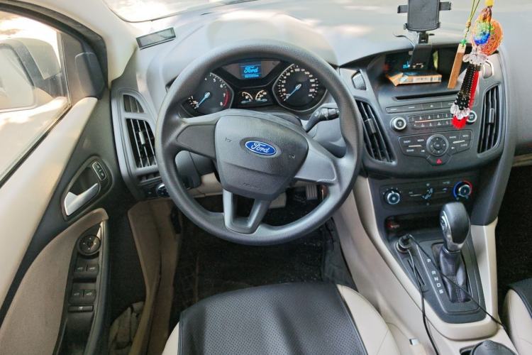 Used Ford Focus 2015 Sedan 1.6L Automatic Comfort Model Steering Wheel