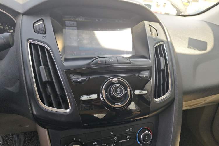 Used Ford Focus 2015 Sedan 1.6L Manual Comfort Model Audio And AC Panel