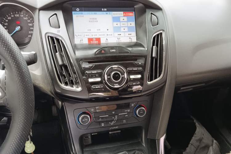 Used Ford Focus 2015 Sedan EcoBoost 125 Manual – Ultra-Style Edition Audio And AC Panel