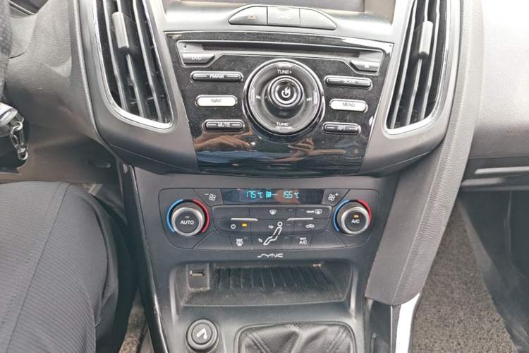 Used Ford Focus 2015 Sedan 1.6L Manual Fashion Edition Audio And AC Panel