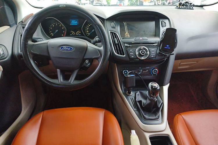 Used Ford Focus 2015 Sedan 1.6L Manual Comfort Model Center Console