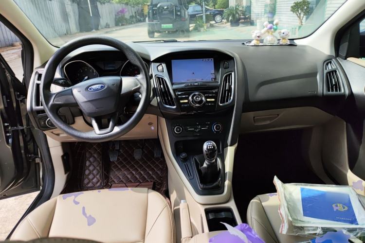 Used Ford Focus 2015 Sedan 1.6L Manual Comfort Model Center Console