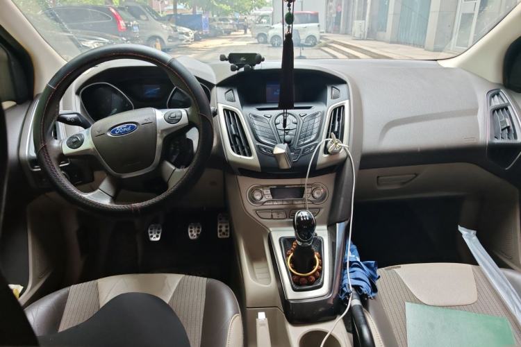 Used Ford Focus 2015 Hatchback 1.6L Manual Fashion Edition Center Console