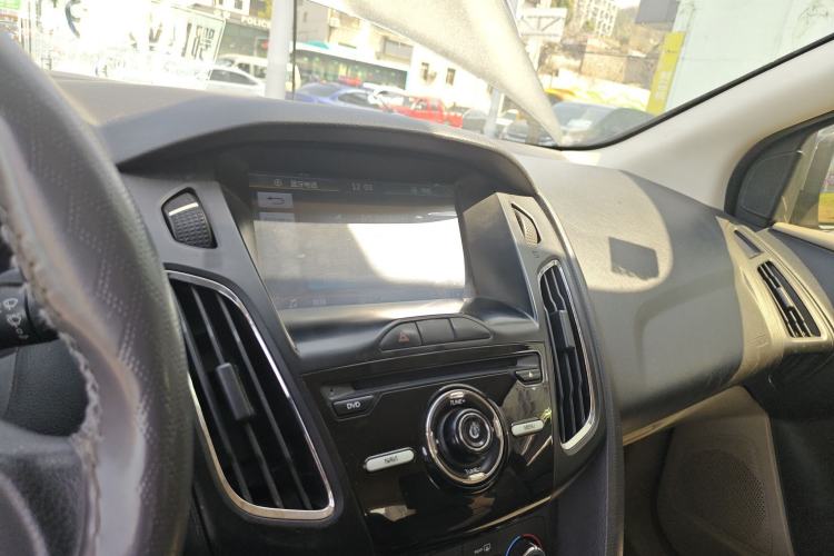 Used Ford Focus 2015 Sedan 1.6L Manual Comfort Model Center Console