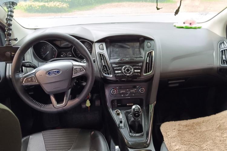 Used Ford Focus 2015 Sedan EcoBoost 125 Manual – Ultra-Style Edition Center Console
