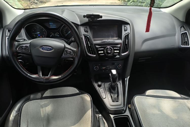 Used Ford Focus 2015 Hatchback EcoBoost 125 Automatic Supreme Style Edition Center Console
