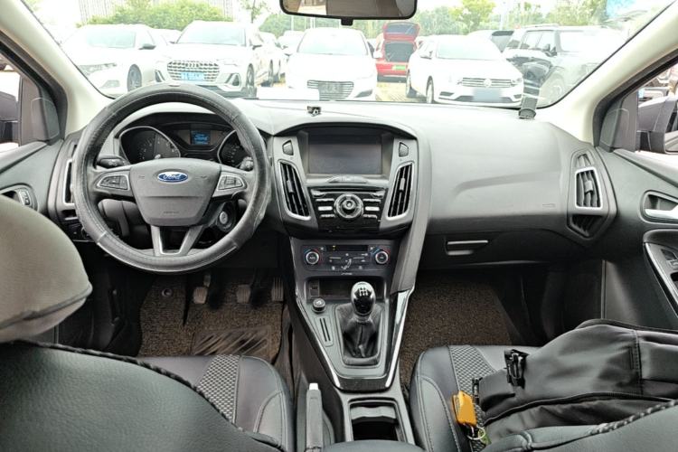Used Ford Focus 2015 Sedan 1.6L Manual Fashion Edition Center Console