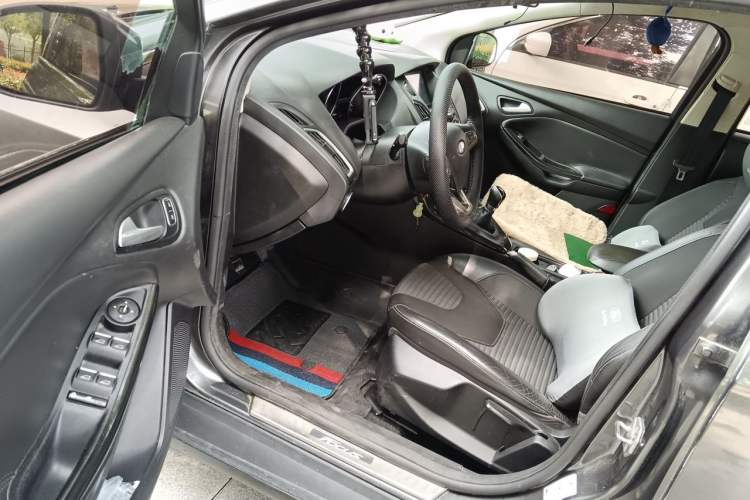 Used Ford Focus 2015 Sedan EcoBoost 125 Manual – Ultra-Style Edition Driver Seat