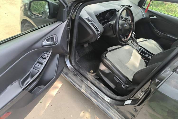 Used Ford Focus 2015 Hatchback EcoBoost 125 Automatic Supreme Style Edition Driver Seat