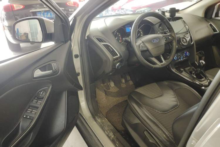 Used Ford Focus 2015 Sedan 1.6L Manual Fashion Edition Driver Seat