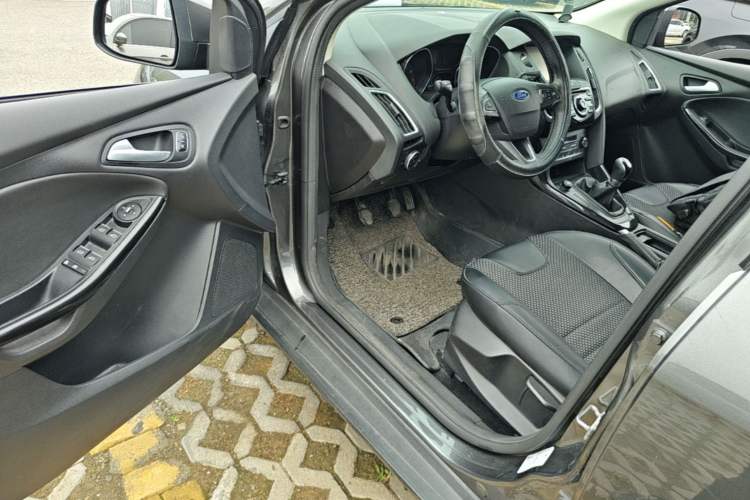Used Ford Focus 2015 Sedan 1.6L Manual Fashion Edition Driver Seat