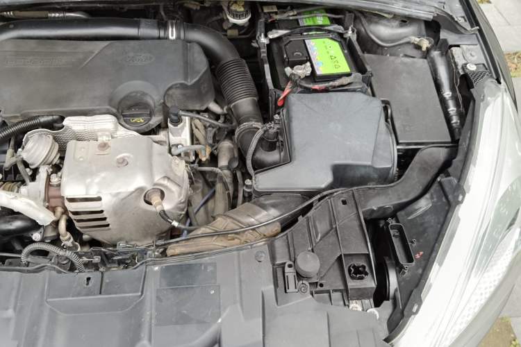 Used Ford Focus 2015 Sedan EcoBoost 125 Manual – Ultra-Style Edition Engine Bay Left
