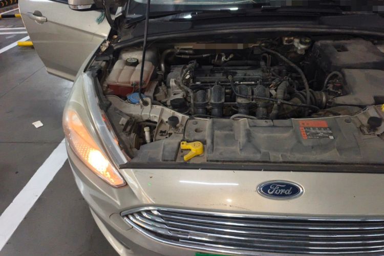 Used Ford Focus 2015 Sedan 1.6L Automatic Comfort Model Engine Bay Right