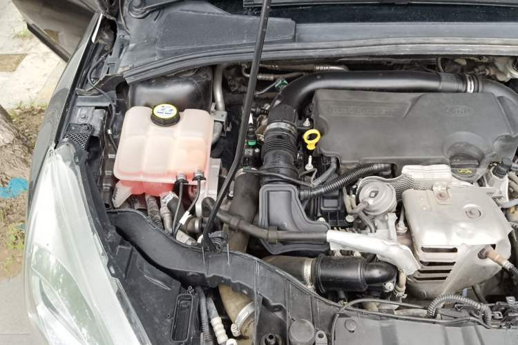 Used Ford Focus 2015 Sedan EcoBoost 125 Manual – Ultra-Style Edition Engine Bay Right