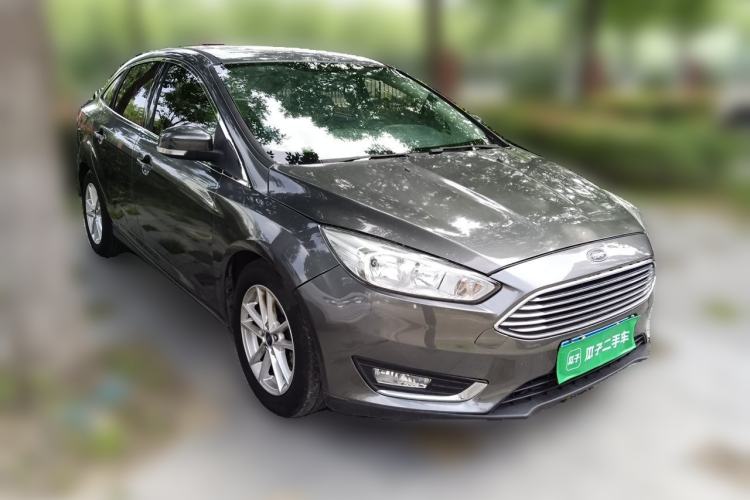 Used Ford Focus 2015 Sedan EcoBoost 125 Manual – Ultra-Style Edition Front Right 45 Deg