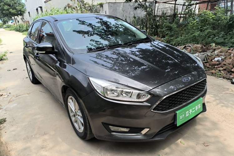 Used Ford Focus 2015 Hatchback EcoBoost 125 Automatic Supreme Style Edition Front Right 45 Deg