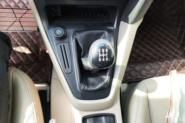 Used Ford Focus 2015 Sedan 1.6L Manual Comfort Model Gear Lever