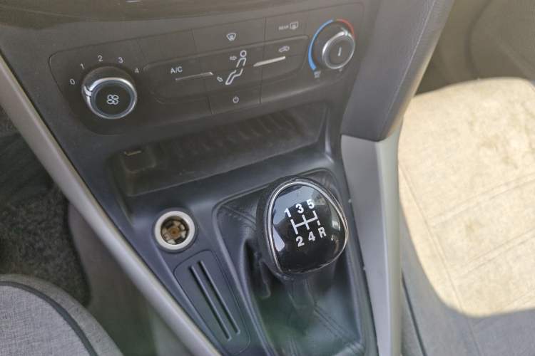 Used Ford Focus 2015 Sedan 1.6L Manual Comfort Model Gear Lever
