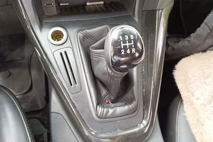 Used Ford Focus 2015 Sedan EcoBoost 125 Manual – Ultra-Style Edition Gear Lever