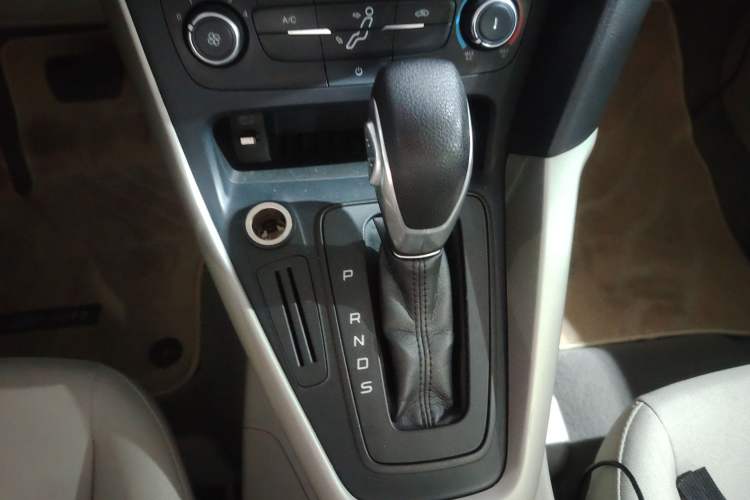 Used Ford Focus 2015 Sedan 1.6L Automatic Comfort Model Gear Lever