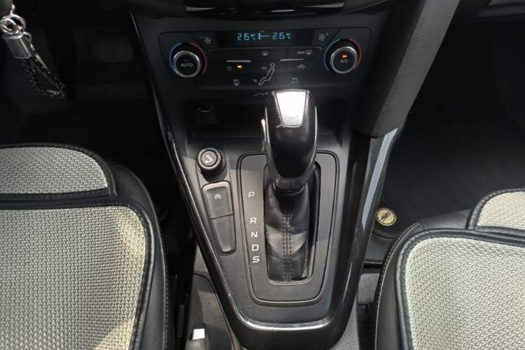 Used Ford Focus 2015 Hatchback EcoBoost 125 Automatic Supreme Style Edition Gear Lever