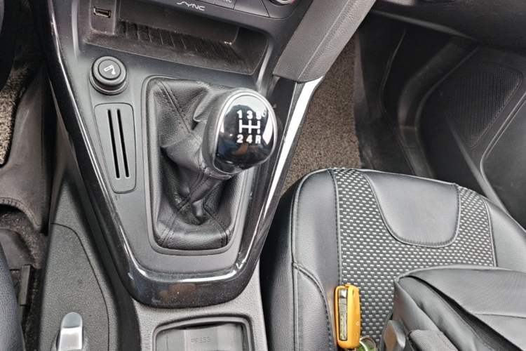 Used Ford Focus 2015 Sedan 1.6L Manual Fashion Edition Gear Lever