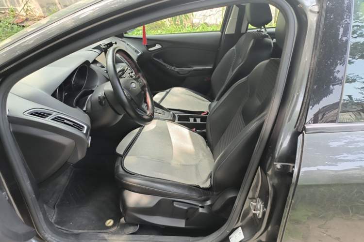 Used Ford Focus 2015 Hatchback EcoBoost 125 Automatic Supreme Style Edition Left Front Seat