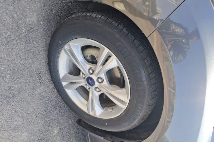 Used Ford Focus 2015 Sedan 1.6L Manual Comfort Model Left Front Wheel Hub