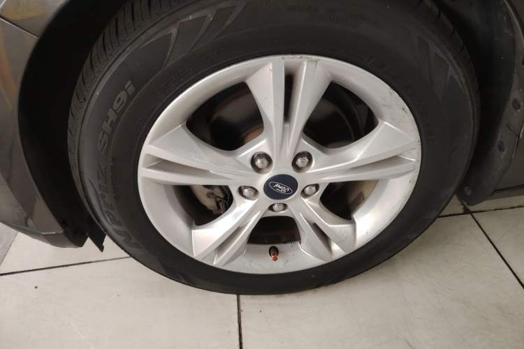 Used Ford Focus 2015 Sedan 1.6L Automatic Comfort Model Left Front Wheel Hub