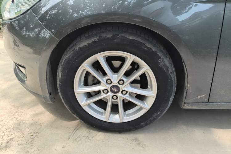 Used Ford Focus 2015 Hatchback EcoBoost 125 Automatic Supreme Style Edition Left Front Wheel Hub