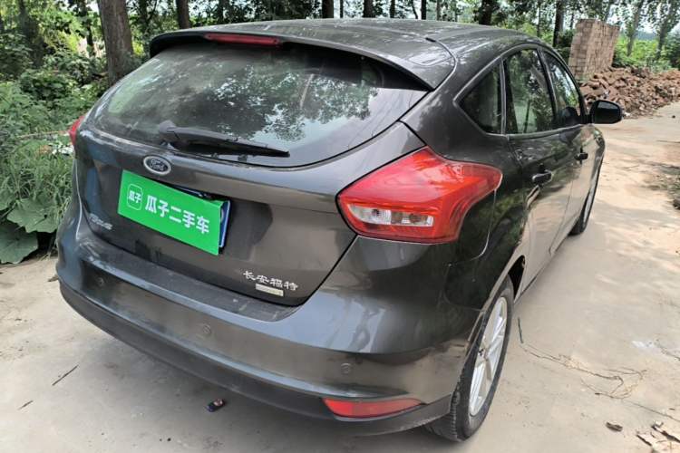 Used Ford Focus 2015 Hatchback EcoBoost 125 Automatic Supreme Style Edition Rear Right 45 Deg