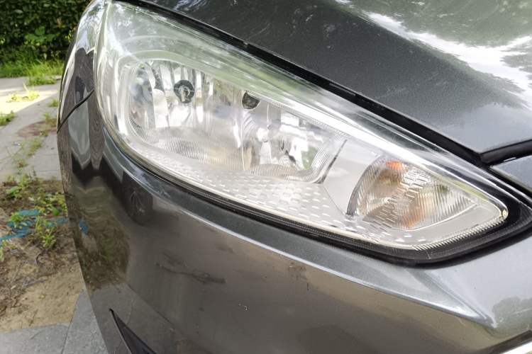 Used Ford Focus 2015 Sedan EcoBoost 125 Manual – Ultra-Style Edition Right Front Headlight