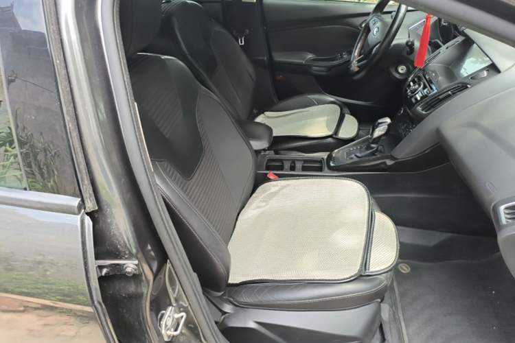 Used Ford Focus 2015 Hatchback EcoBoost 125 Automatic Supreme Style Edition Right Front Seat