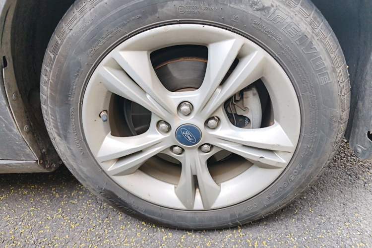 Used Ford Focus 2015 Sedan 1.6L Manual Comfort Model Right Front Wheel Hub