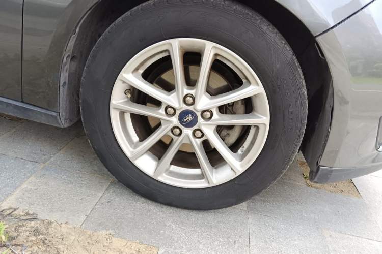 Used Ford Focus 2015 Sedan EcoBoost 125 Manual – Ultra-Style Edition Right Front Wheel Hub