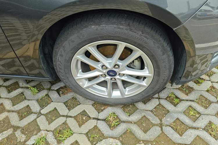 Used Ford Focus 2015 Sedan 1.6L Manual Fashion Edition Right Front Wheel Hub