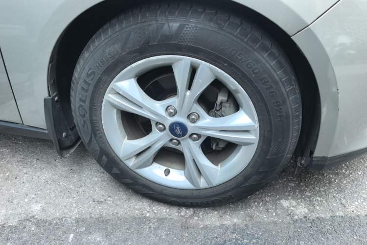 Used Ford Focus 2015 Sedan 1.6L Automatic Comfort Model Right Front Wheel Hub